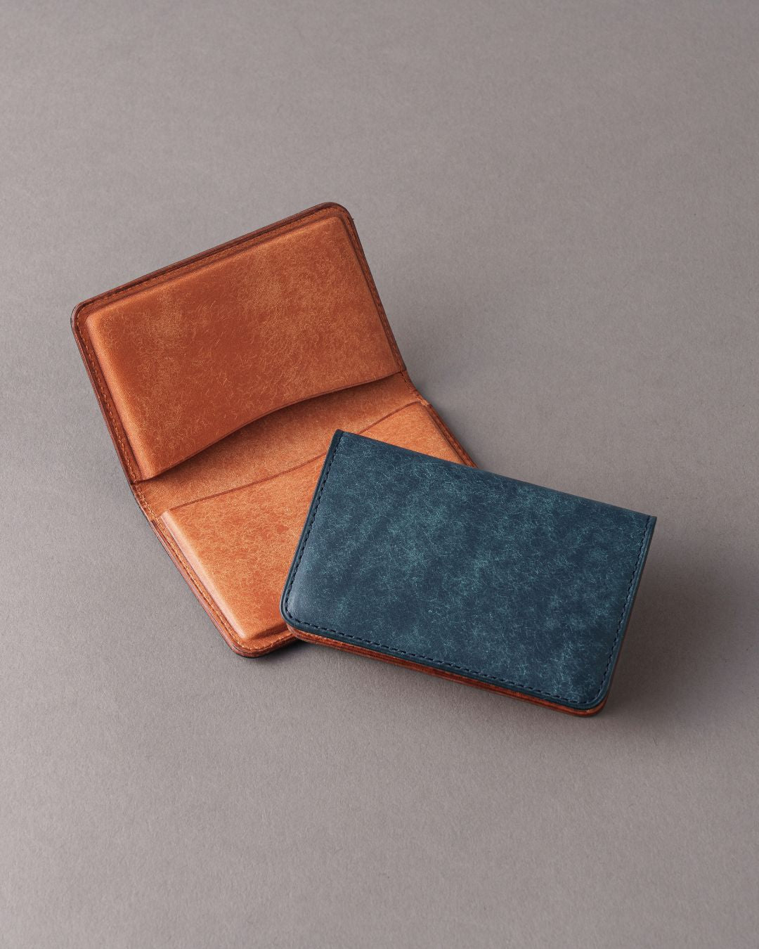 フォルムが美しい」名刺入れ／Pueblo バイカラー