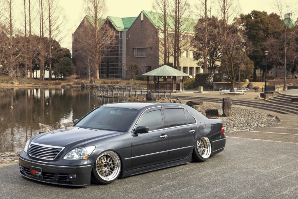 表紙車 / 30セルシオ】車高調でのローフォルムが強みのUSスタイル