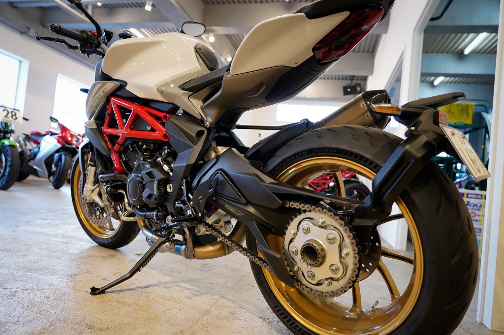 MVアグスタ｜ブルターレ800のカスタム〜テルミフルエキのマフラー