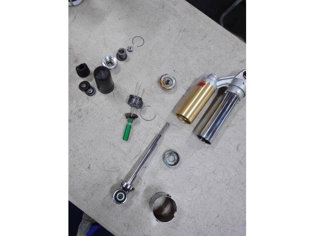 CB400 リアショック オーバーホール リアサスペンション｜バイクの整備