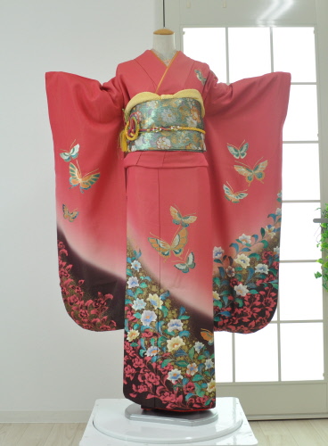 L'avenir / 振袖 ピンク地金通裾黒洋花に蝶 【1144】
