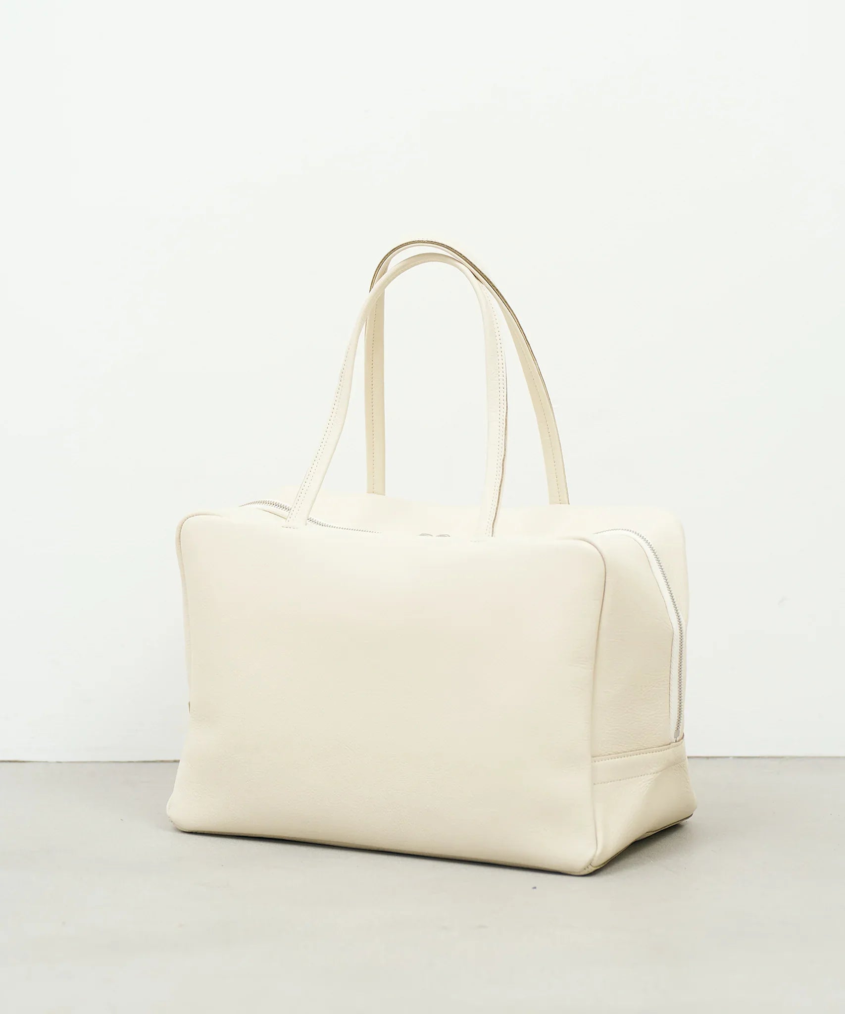 ボストンバッグ》軽くて柔らかい牛革を使用したシンプルなボストン