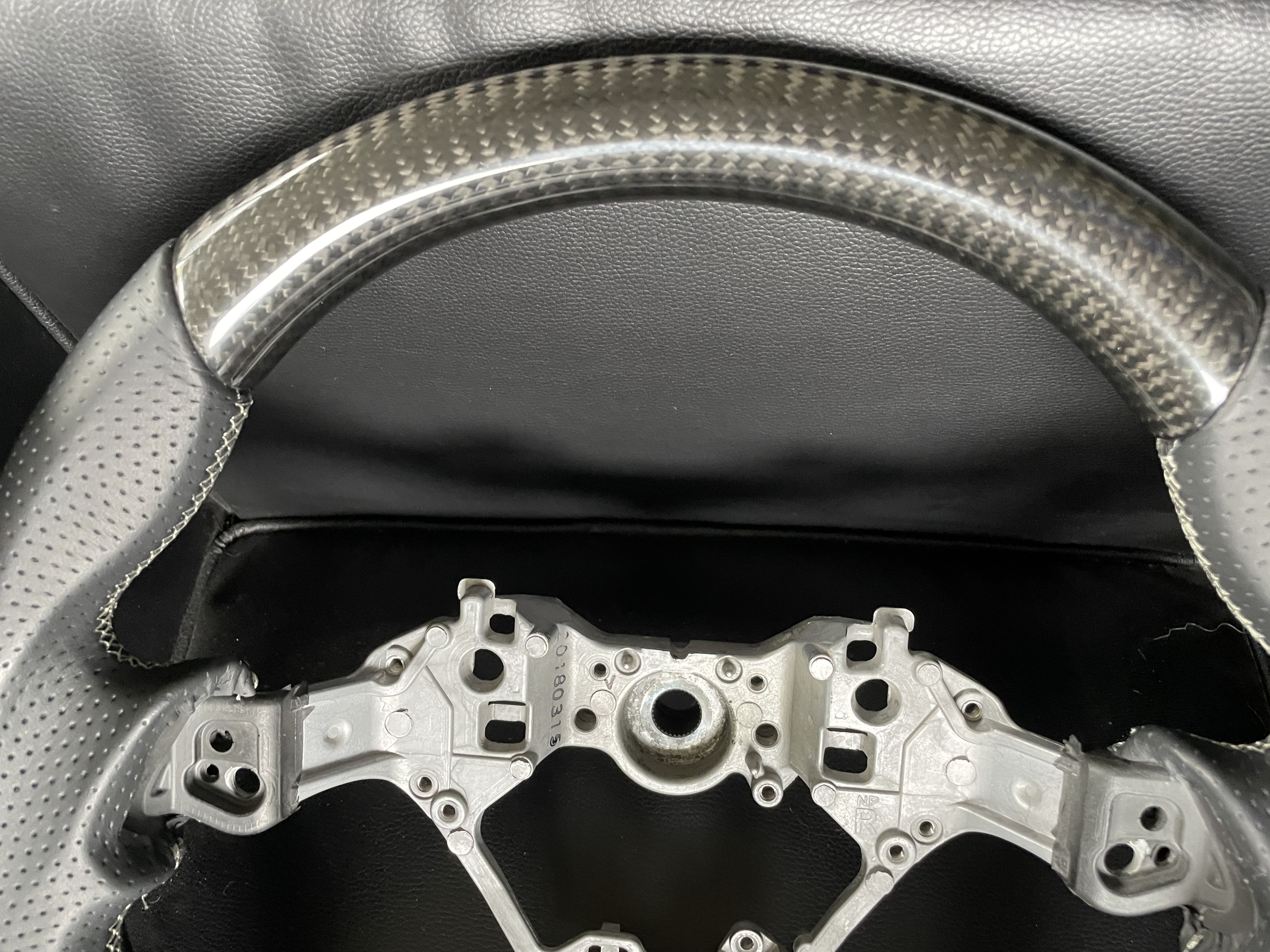 Revolution Online Catalog / カーボンステアリングホイール