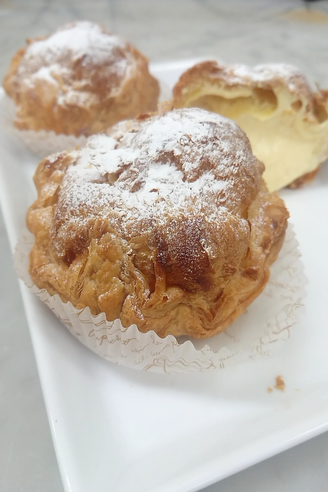 シュークリームに仲間が増えました | PRINTEMPS SUZUKI-SINCE1963