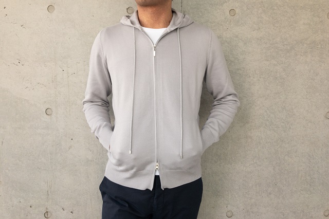 カジュアル過ぎず甘くない上品な大人のニットパーカー！！ - Jedia