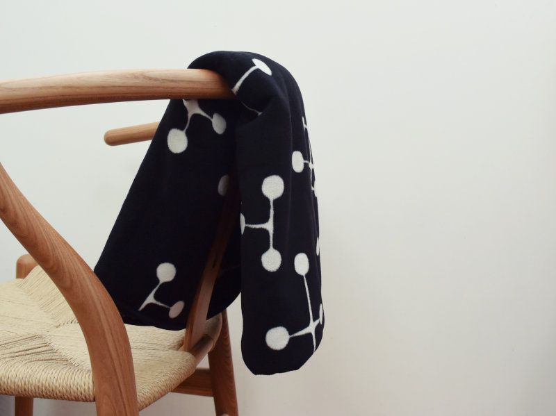 ブラックもイイです…ユニクロ「イームズフリースブランケット