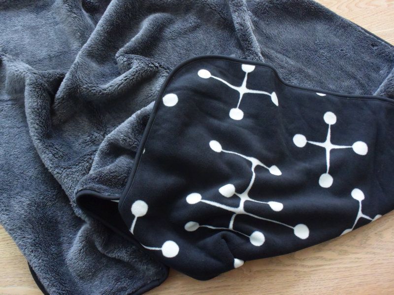 ブラックもイイです…ユニクロ「イームズフリースブランケット