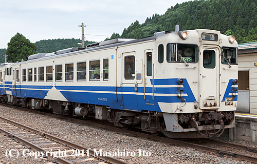 五能線色・ワンマン改造車のキハ40形500番代（キハ40 528） | トレイン