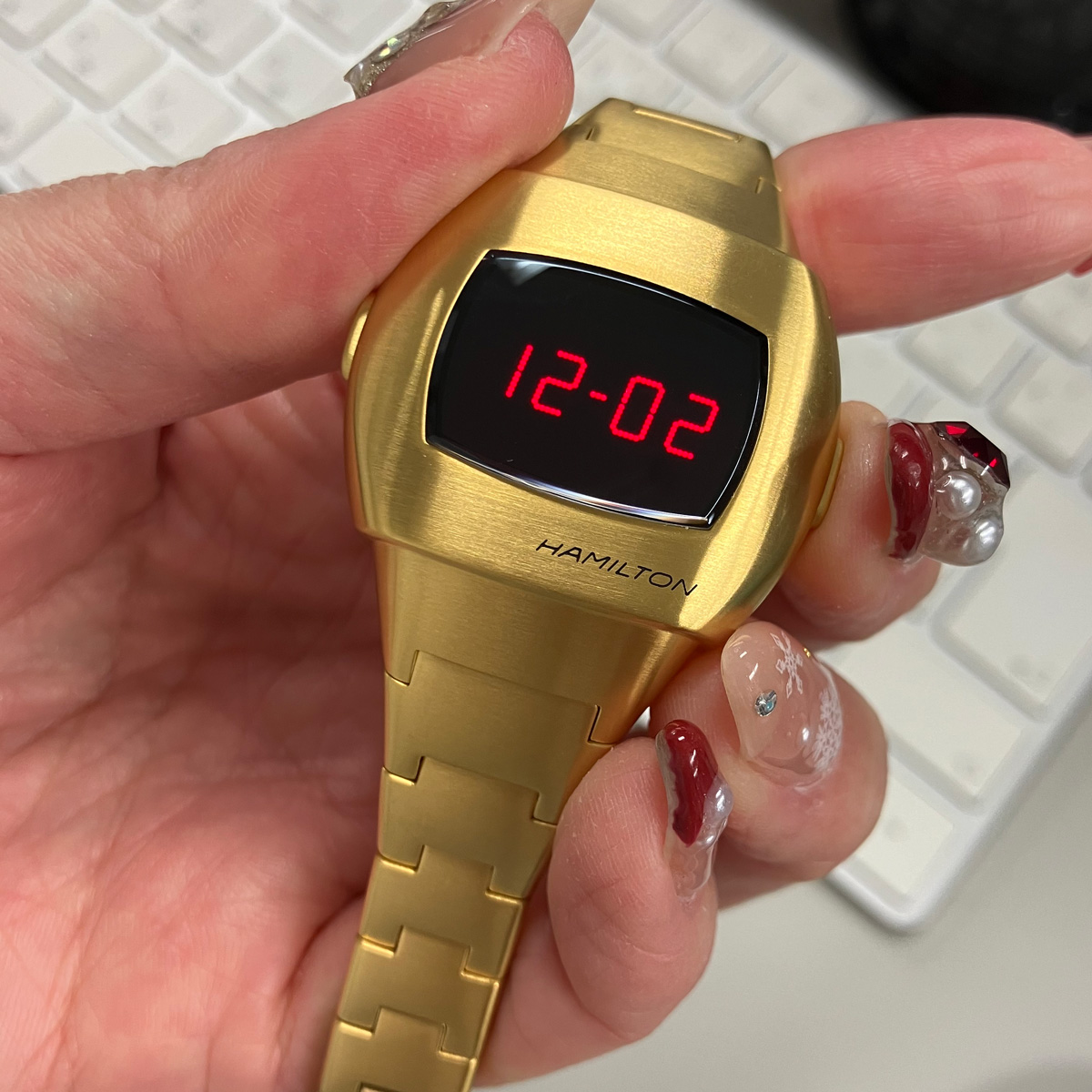 女子がモテる腕時計の決定版か!? ハミルトン「PSR 74」を着用レビュー