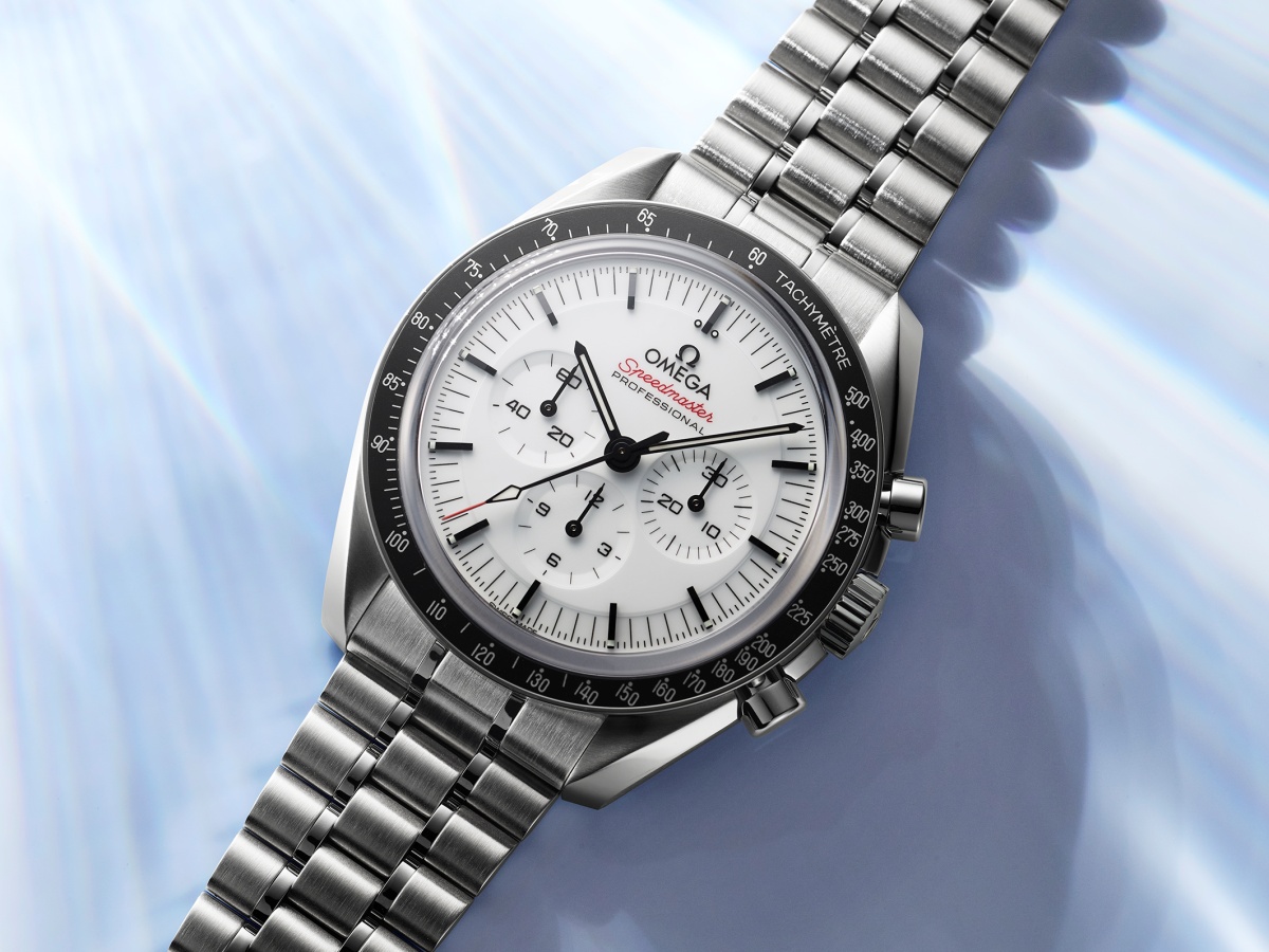 純白”の「スピードマスター ムーンウォッチ」は、オメガのアイコンに