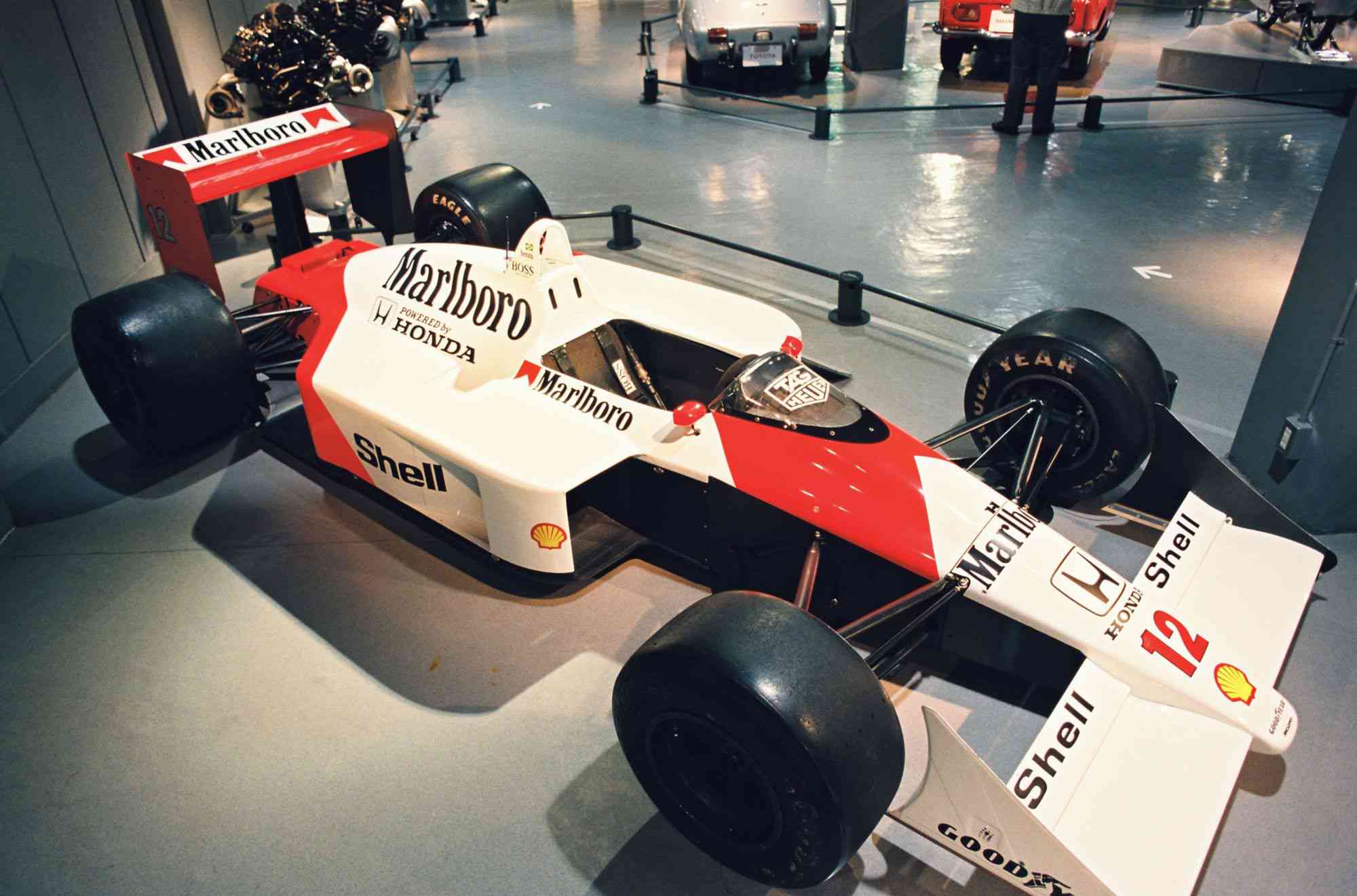 鈴鹿サーキット内に展示されているF1レーサーの故アイルトン・セナが