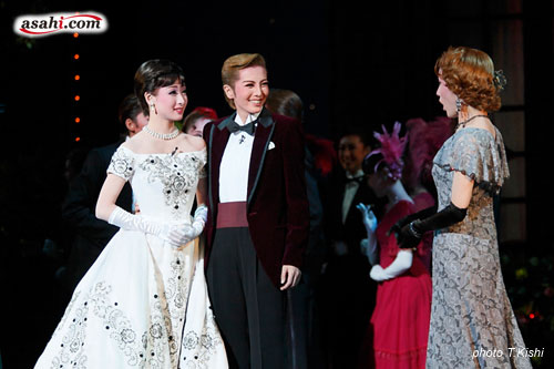 asahi.com（朝日新聞社）：映画の世界、ものの見事に再現 宝塚「麗しの