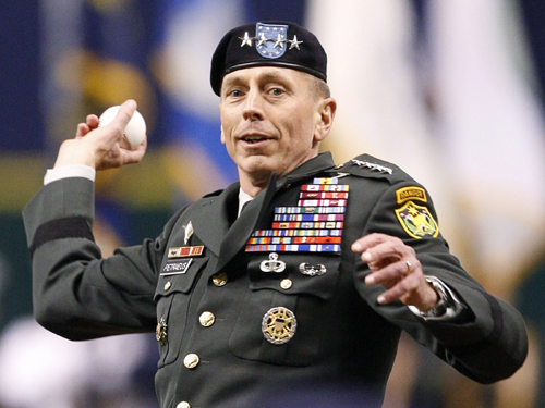 asahi.com（朝日新聞社）：始球式は米中央軍司令官のペトレイアス陸軍