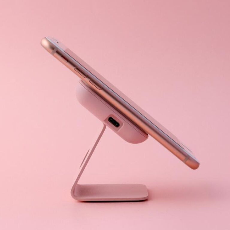 え、浮いてる？2in1のワイヤレス充電スタンド「STAND:ON」が便利で