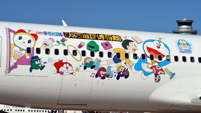 JAL、ドラえもんジェット就航 羽田でドラちゃんもお見送り
