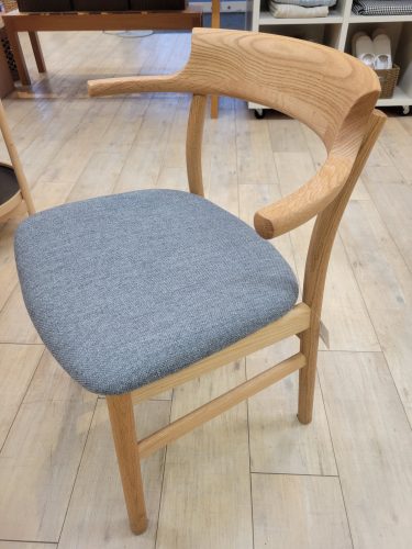 ACTUSのダイニングチェアをひとつ紹介します！ | リフォームと