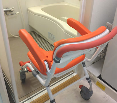 移動もできるシャワーチェア ウーゴ君｜商品紹介｜ケアメディックス