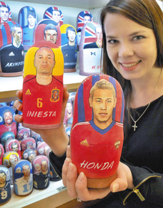 マトリョーシカ 人気度、熱き戦い メッシ、イニエスタ…日本は本田？:W