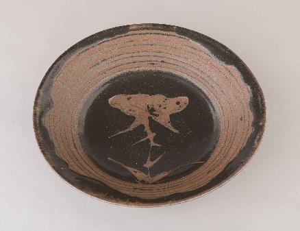 田村耕一《鉄釉芍薬文大皿》／佐野市