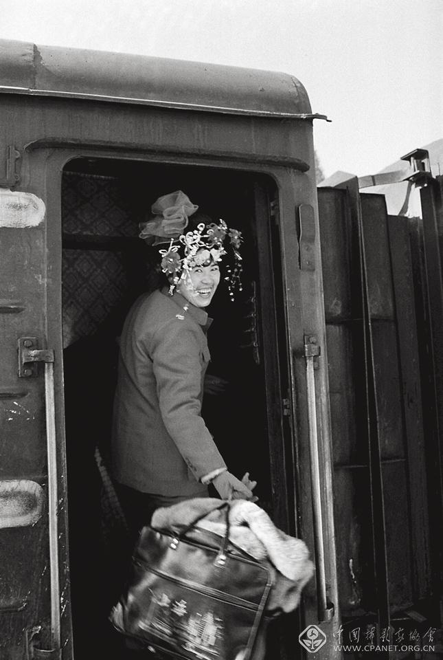 王福春作品：《火车上的中国人》--中国摄影家协会网