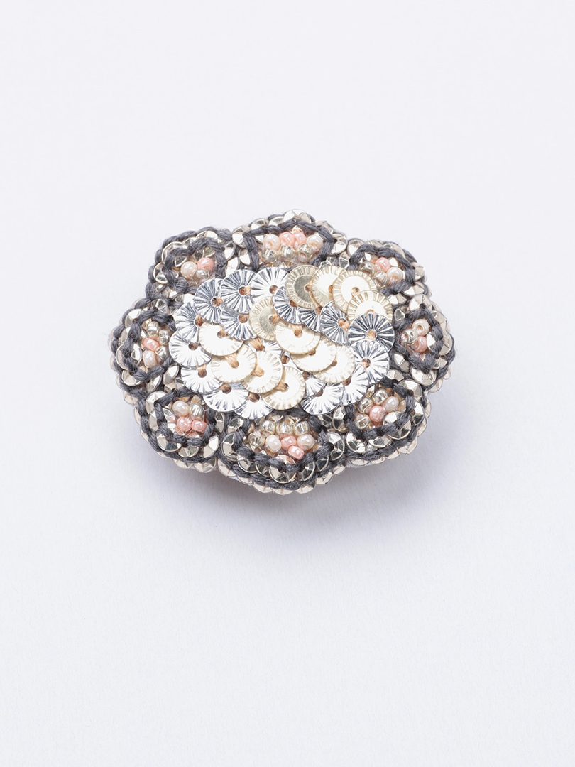 目を奪われるブローチ | DOUBLE MAISON