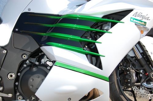 2013ZX-14R ABSホワイトをペイント! 2014モデルにいかがでしょうか