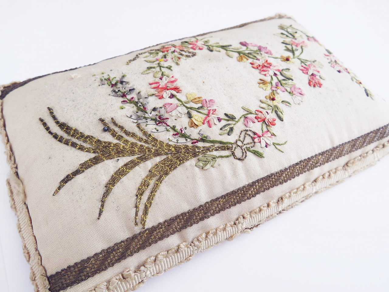 リボンワーク刺繍のピンクッション - 薔薇と天使のアンティーク