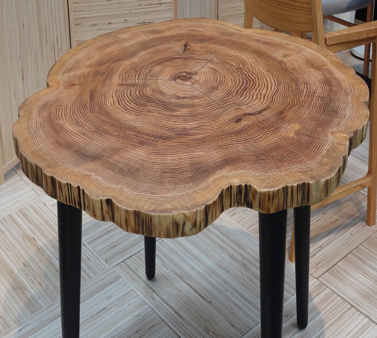 大川家具ドットコム 樹齢100年の小国杉を使用したダイニングテーブルを