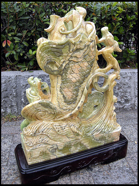 富と繁栄の象徴!玉？翡翠ひすい？彫刻 龍鯉 置物 店頭販売してます