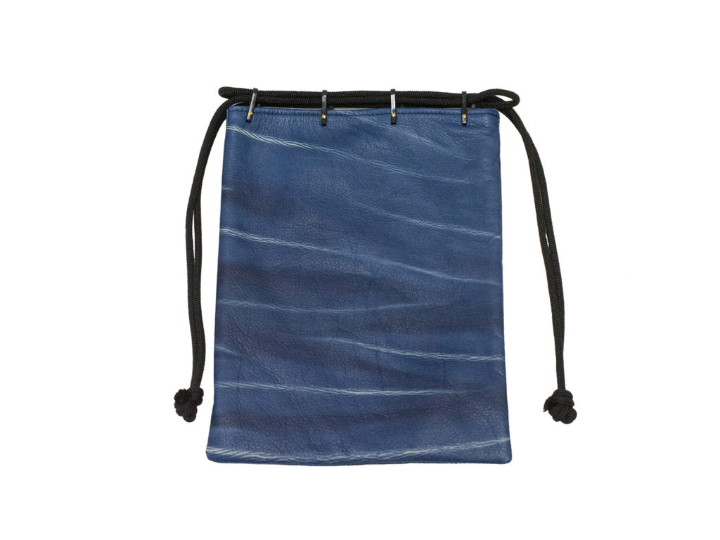 藍染め革 新アイテム登場 藍染本革絞り信玄袋 - Kinuya Indigo leather