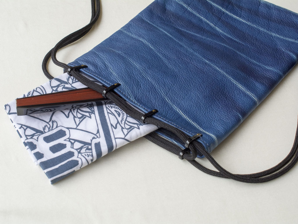 藍染め革 新アイテム登場 藍染本革絞り信玄袋 - Kinuya Indigo leather
