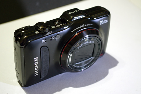 撮像素子一新！「Fujifilm FinePix F550EXR」はRAW撮影とGPS機能搭載の
