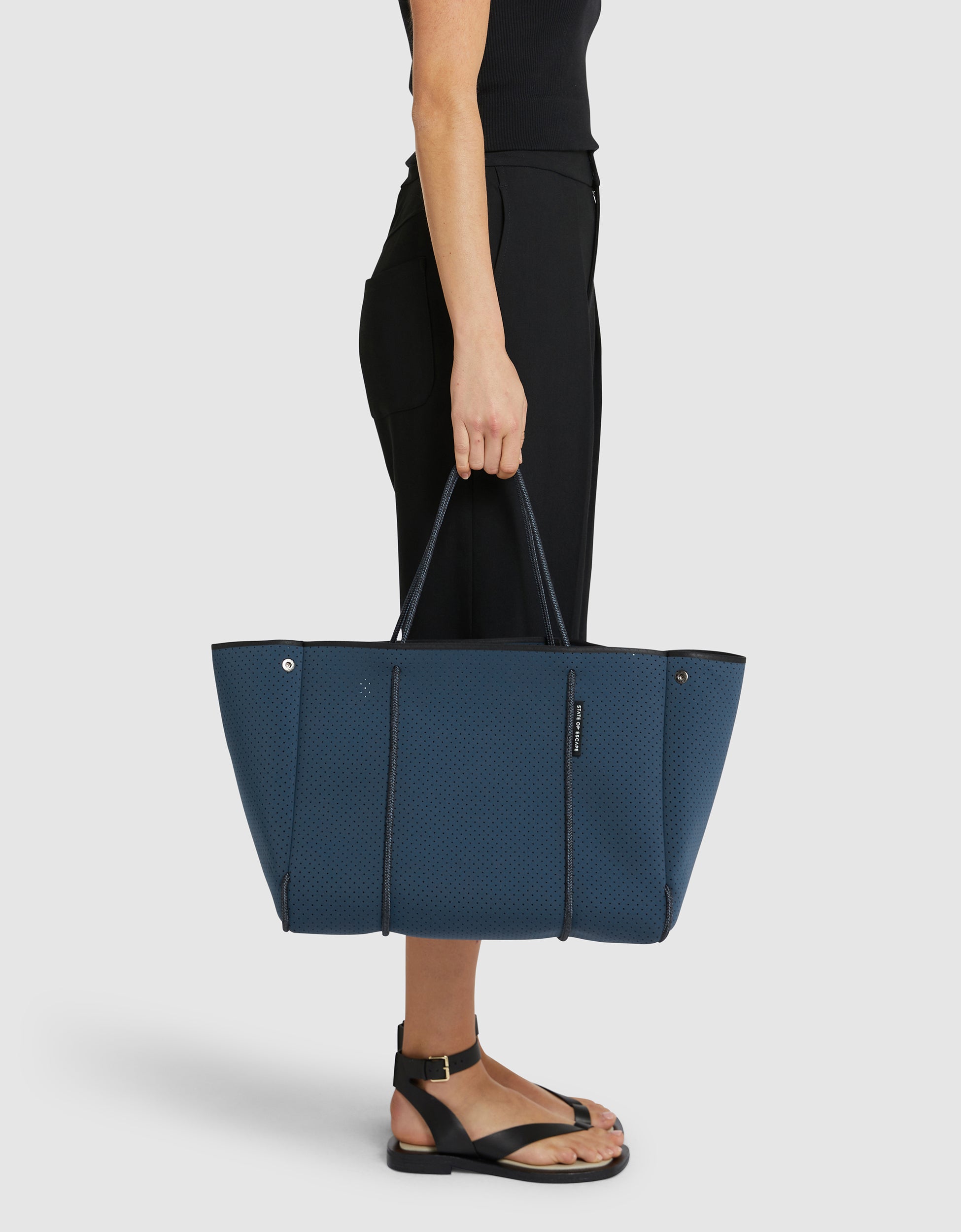 Escape™ tote in midnight – State of Escape