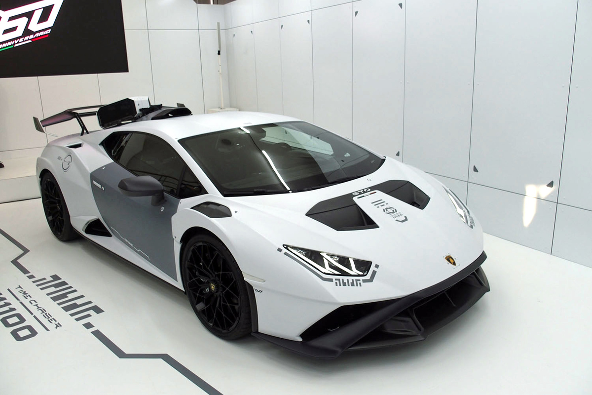 p*o様 ガラス製置物ランボルギーニ 創立60周年を迎えたランボルギーニが