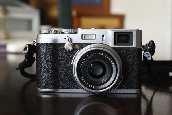 こんにちは、FUJIFILM X100。