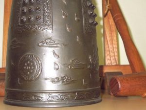 東京都練馬区旭町にて、時代箪笥、火鉢、香炉、写経、鋳銅製の釣鐘