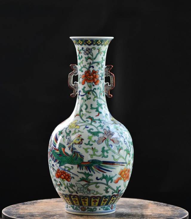 龙凤纹双耳赏瓶：乾隆时期御窑斗彩中的巧夺天工_搜狐网