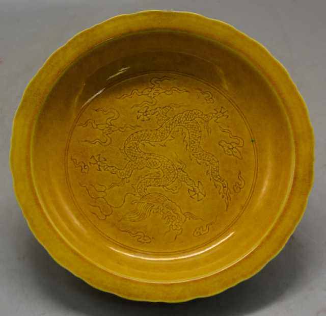 尊贵的象征：大明弘治年制官窑《鸡油黄刻花龙纹盘》_搜狐网