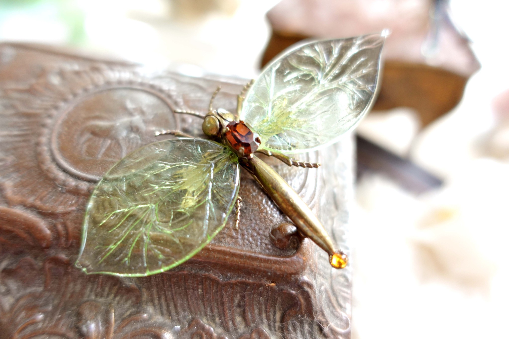 5%OFF】香港 グリーン焦げガラス細工蝶ブローチハート口ピンブローチ