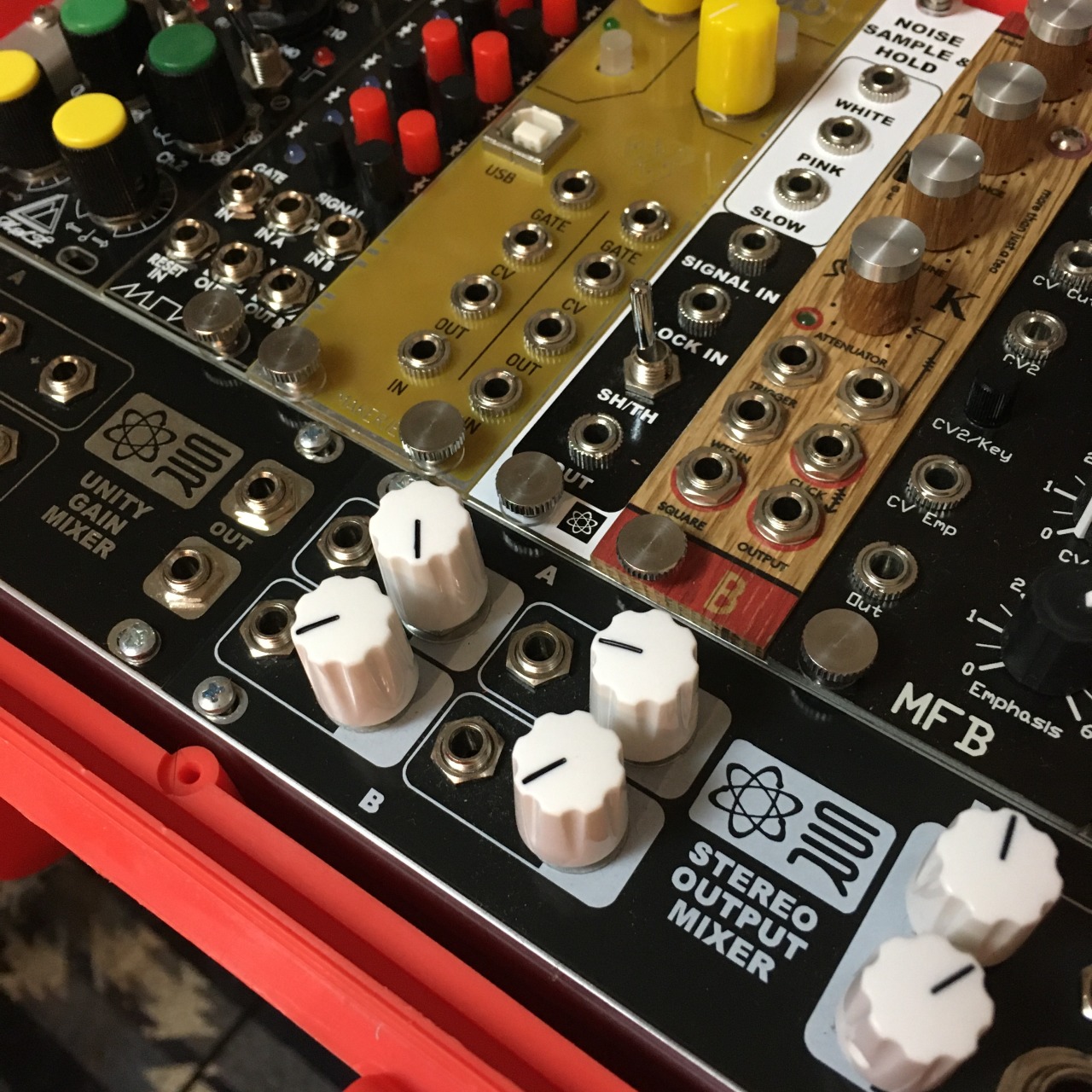 めそめそなたんぶらー — モジュラーシンセ、2つの1Uモジュール規格の