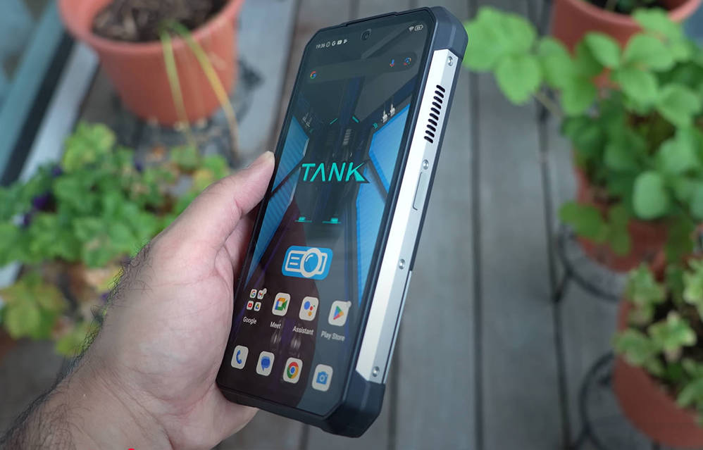 TANK 4 Pro - World's First 720P Rugged Projector Phone