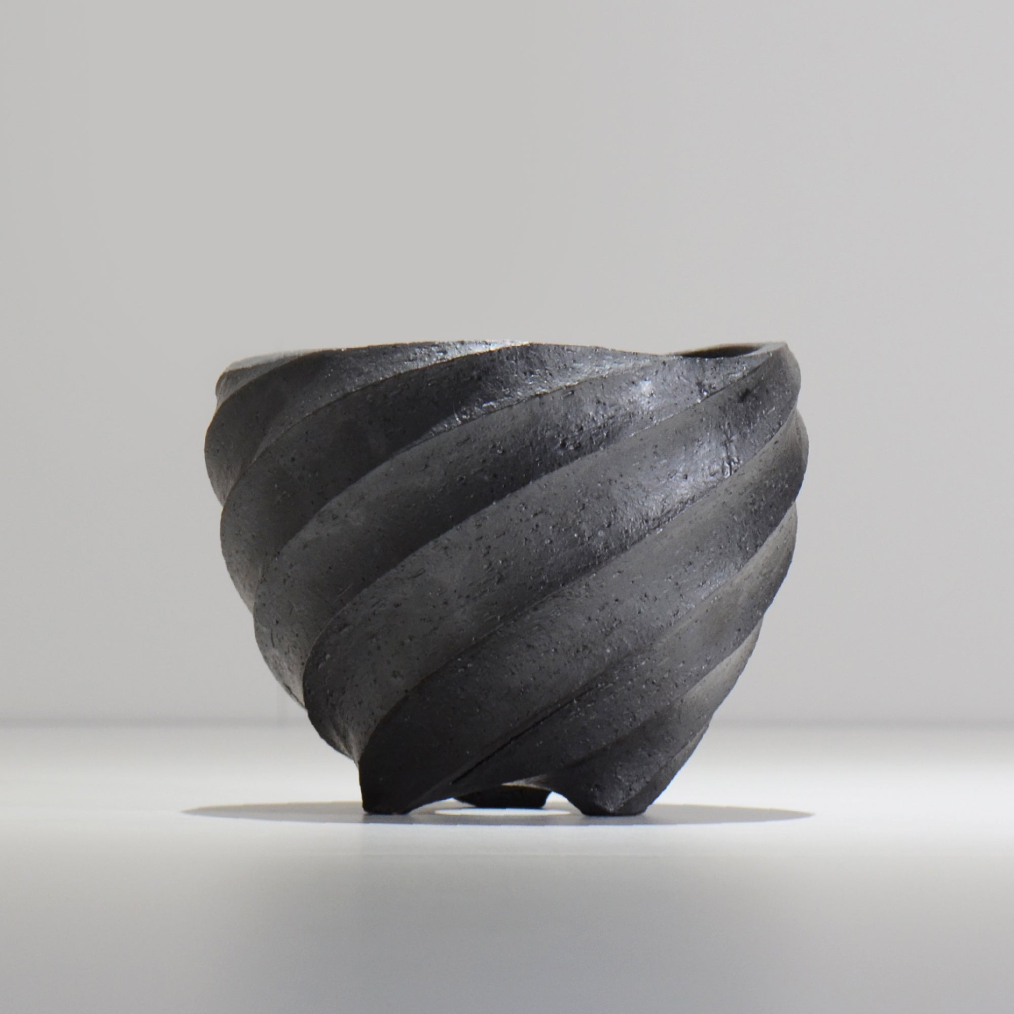 沖誠 / SPIIRAL_BLACK_02 / 約φ14.2～14.8cm / 植木鉢 – ハチラボ