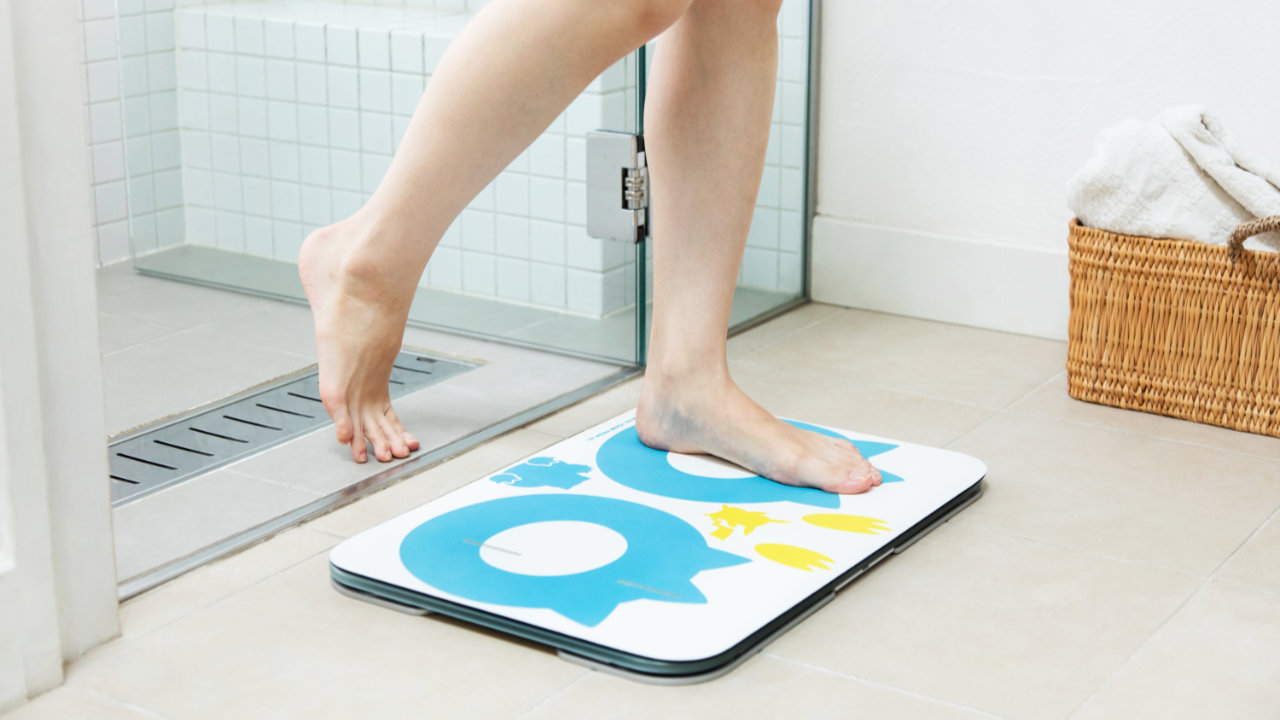 体重計の進化形「スマートバスマット」をレビュー：ペットの体重管理も