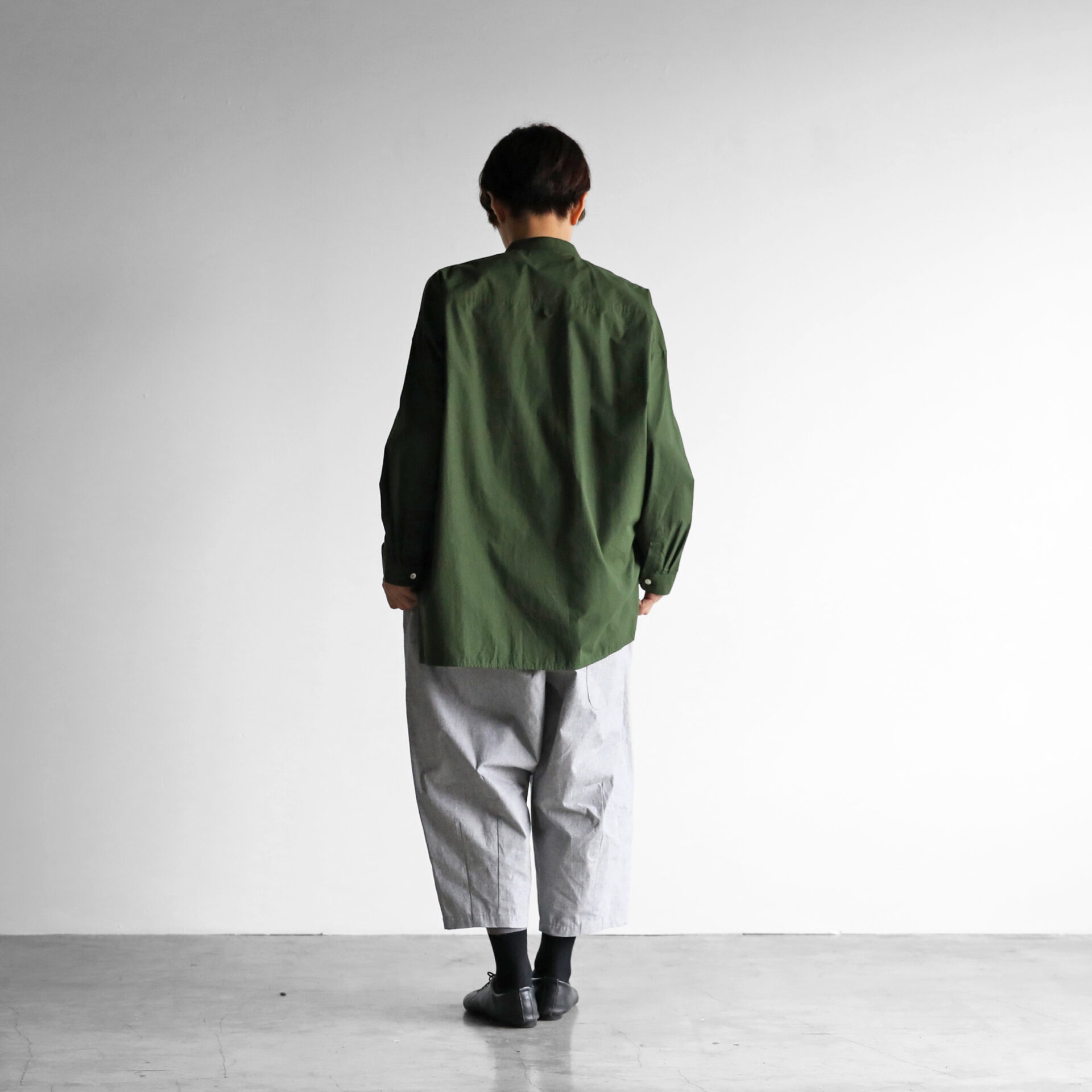 オーガニックコットンバンドカラーオーバーシャツ（エバーグリーン