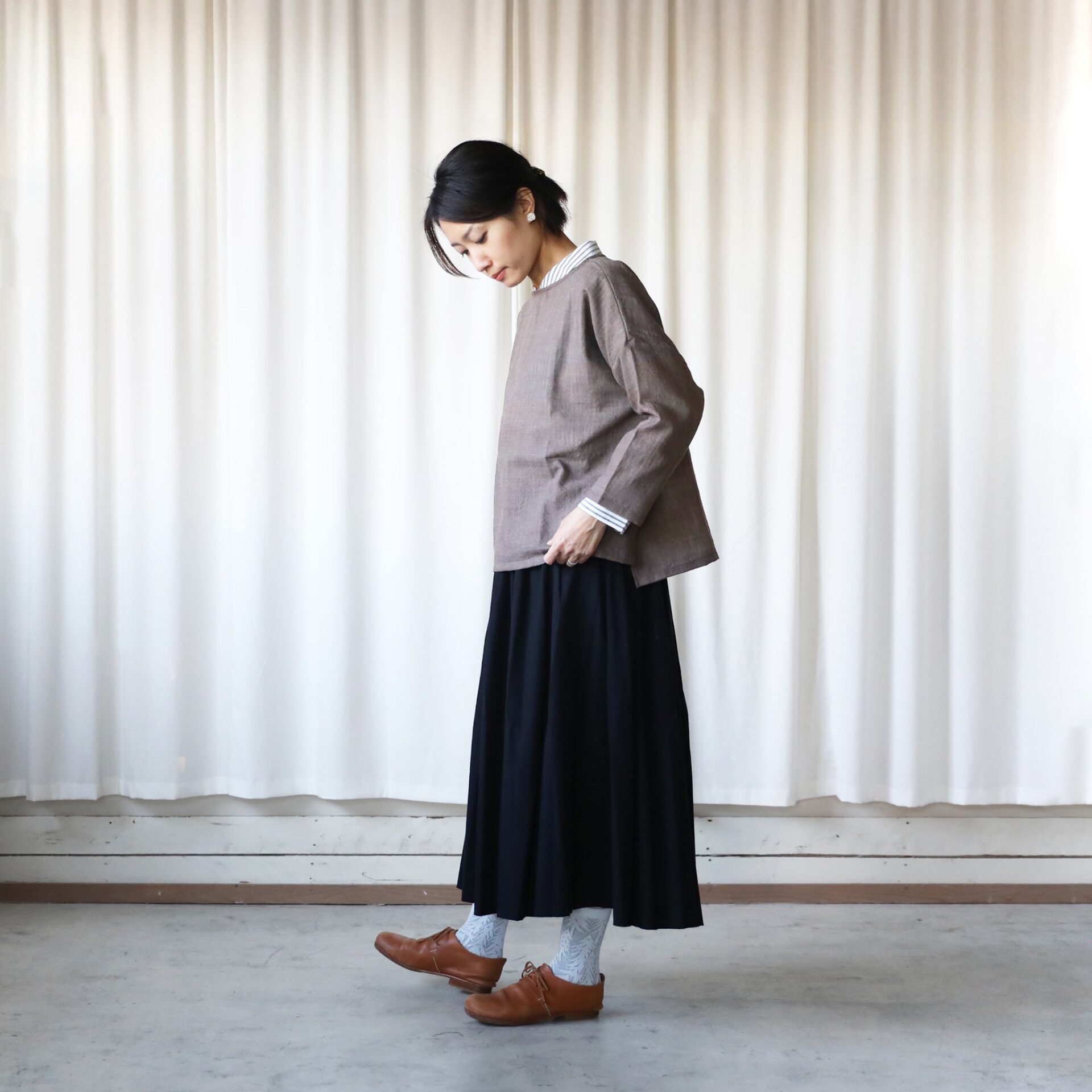 ウォッシャブルウールワイドプルオーバー（チャコールブラウン）を