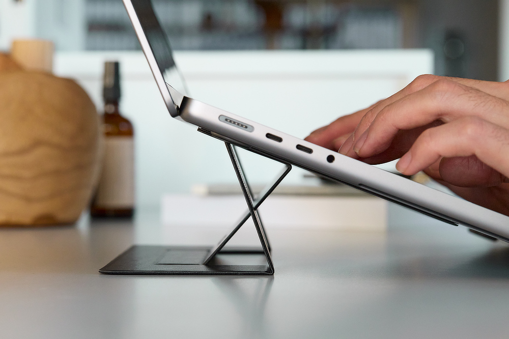 ノートパソコンスタンド／レザータッチ》薄さ3ミリ！目線が上がって