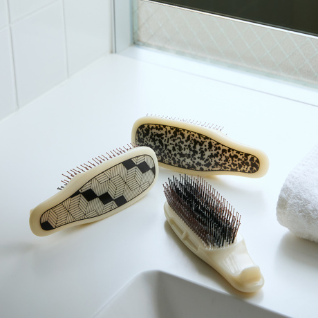 スカルプブラシ》コシの強い572本のピンが、皮脂汚れをかき出す｜572