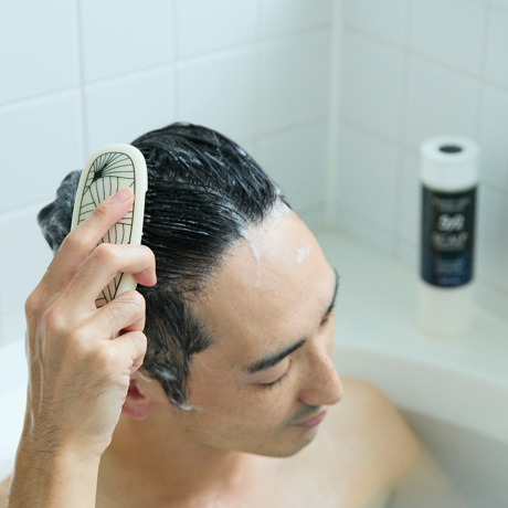 スカルプブラシ》コシの強い572本のピンが、皮脂汚れをかき出す｜572