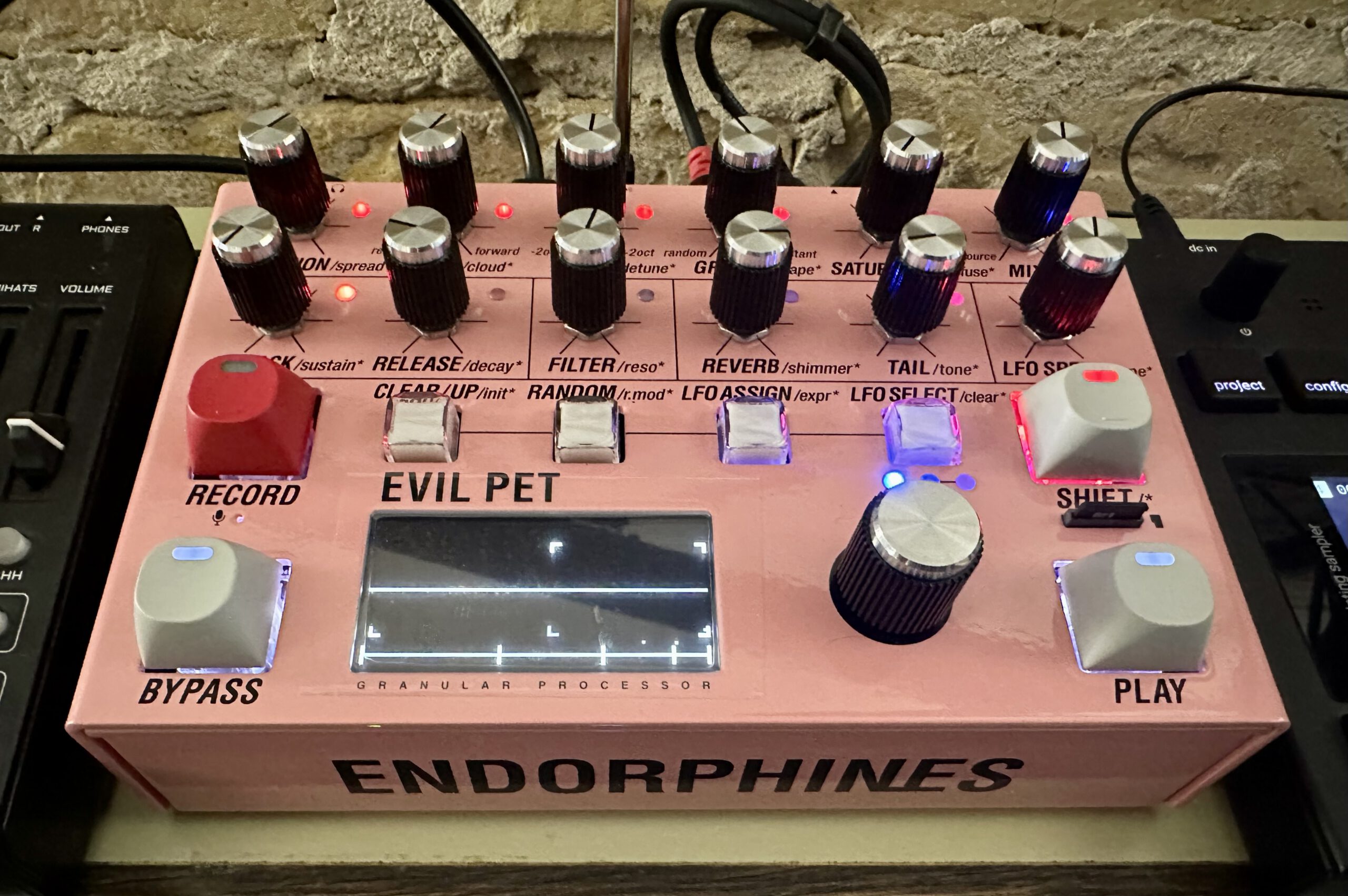 ピンクの箱に潜む“邪悪なペット” ― Endorphin.es Evil Pet