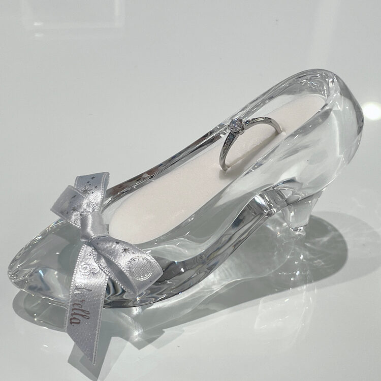 ガラスの靴」に指輪を入れてプロポーズ！｜ディズニーオリジナルリング